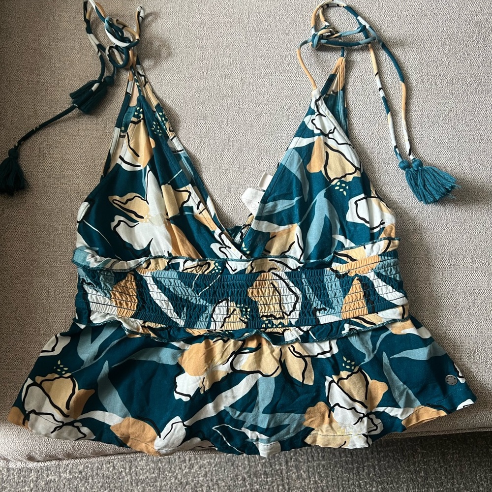 Women’s Roxy babydoll top. Wore it once. Flowy too and the straps tie at the top